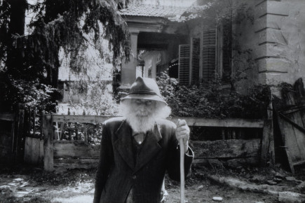 Jancsó Péter az udvarház előtt