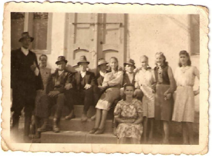 Csoportkép a régi tekepálya előtt, 1945.