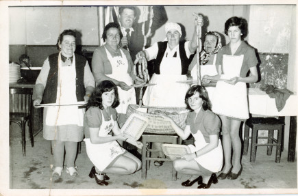 Gelencei lakodalmas szakácsnők, kisegítők és a vőfély