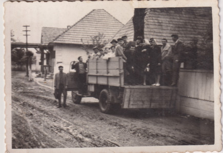 Munkacsoport, székelykapu.