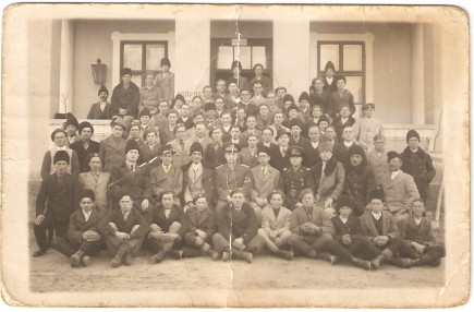 Csoportkép a községháza előtt