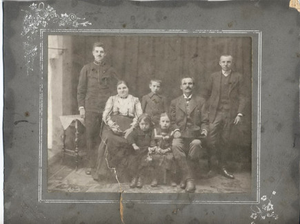 Márkos Dénes és családja, 1912.