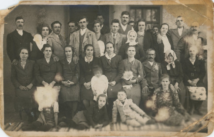 Az alszegi Fábián család ás szomszédsága, 1945.